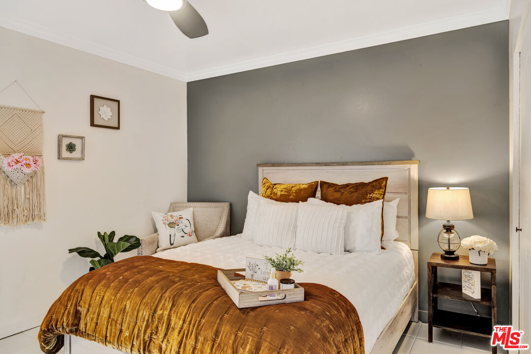 277 East Alejo Road, Unit 119 Palm Springs, CA 92262 - Photo 23 of 46 a bedroom with a bed and a lamp on dresser