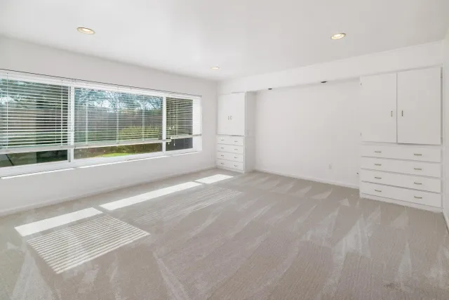 a view of empty room with window