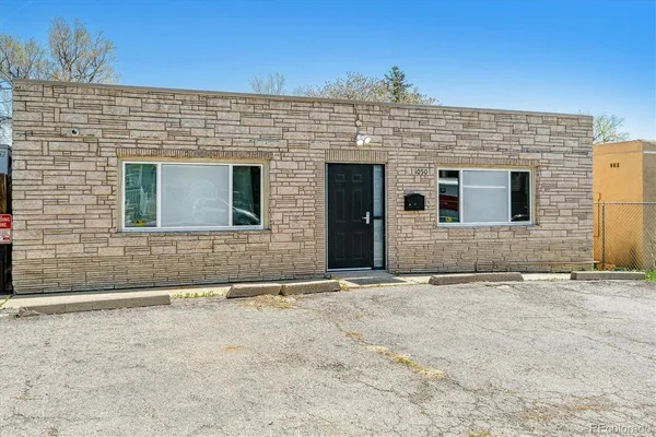 a view of an entrance of the house