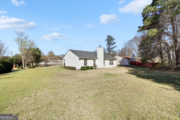 a view of a house with a yard