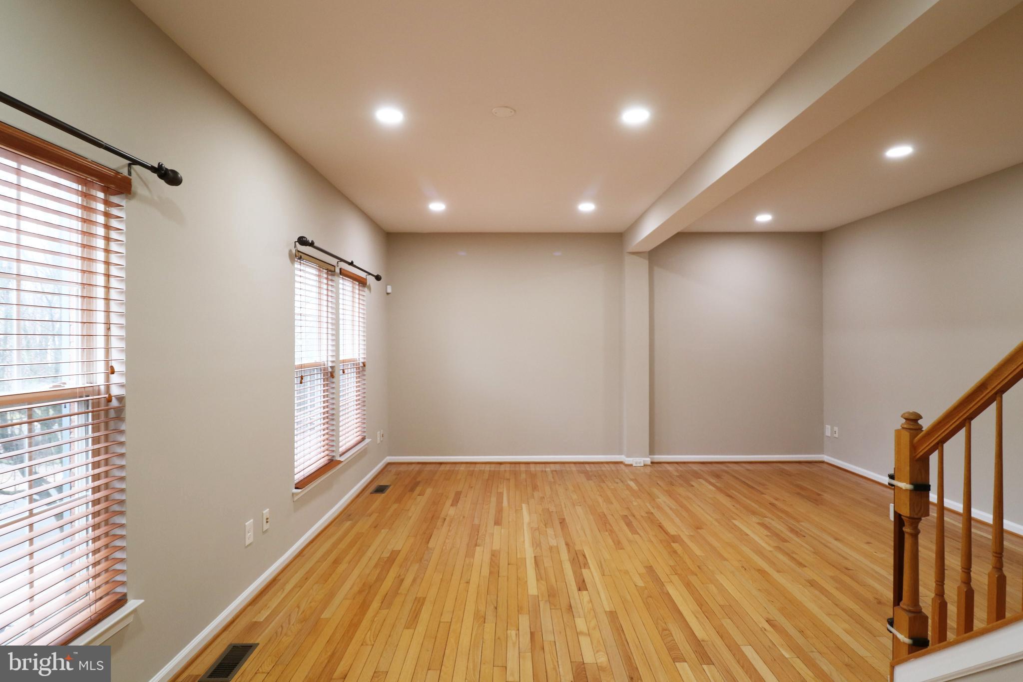 21795 Willesden Jct Terrace Sterling, VA 20166 - Photo 16 of 53 Living room