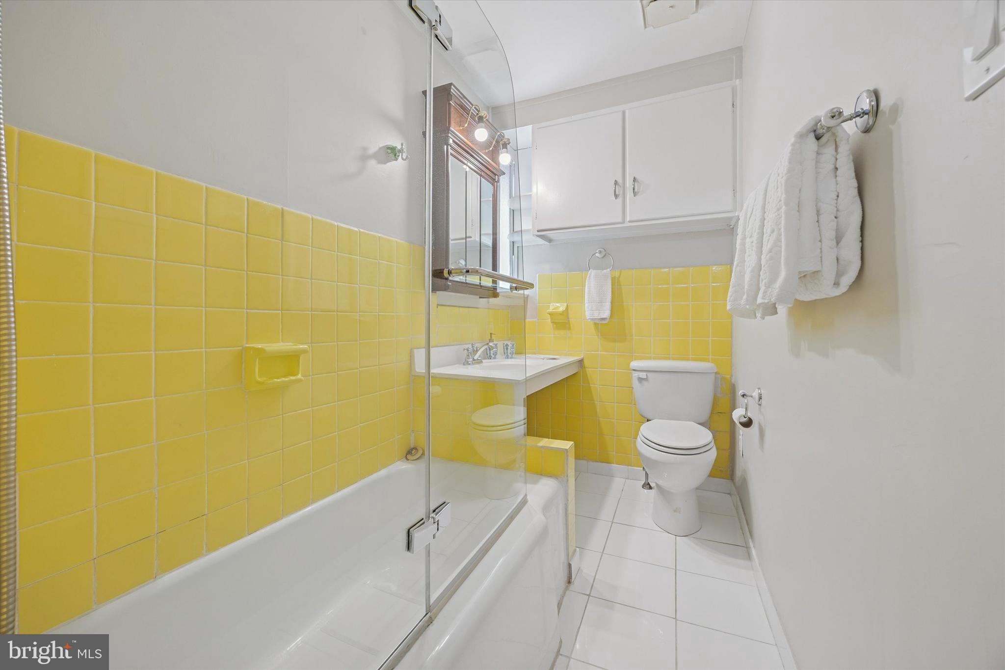 26 McCloskey Road Flourtown, PA 19031 - Photo 11 of 37 Full Bathroom in Hall