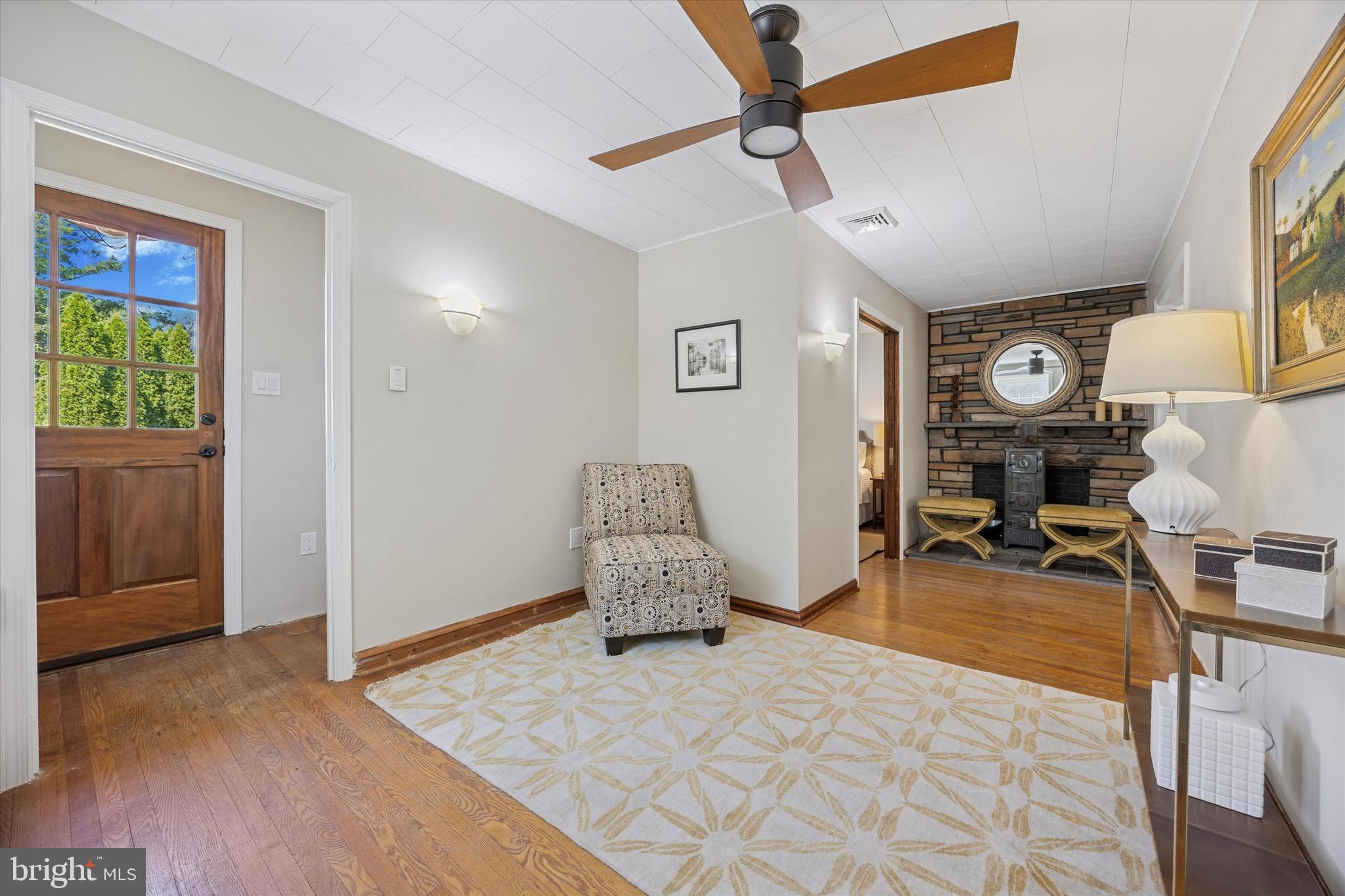 26 McCloskey Road Flourtown, PA 19031 - Photo 4 of 37 Welcoming front sitting area/ foyer