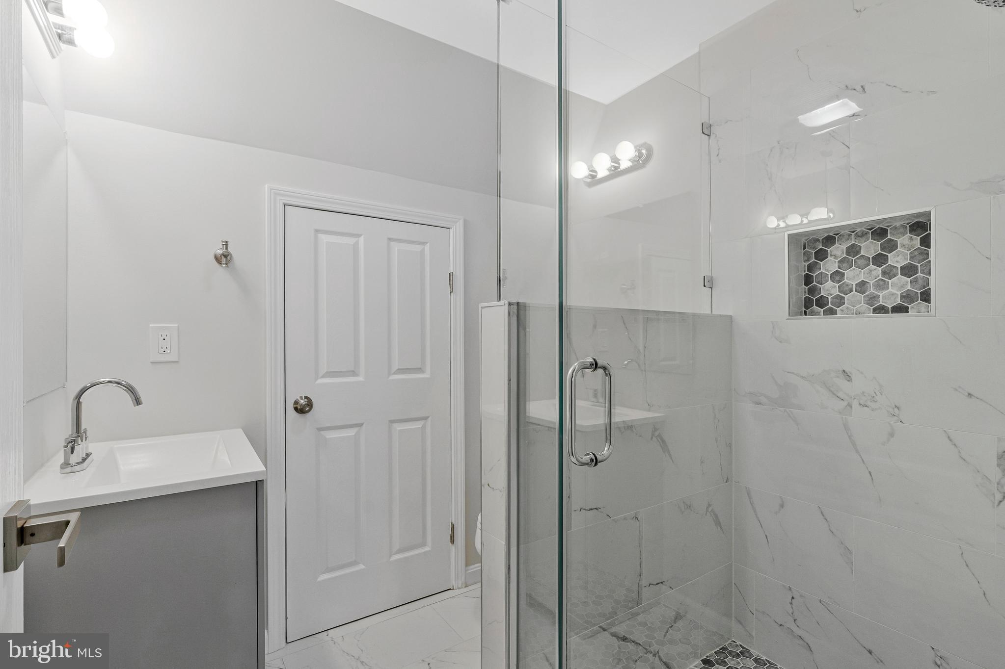 12033 Edgemere Circle Reston, VA 20190 - Photo 38 of 53 a bathroom with a shower sink vanity and mirror