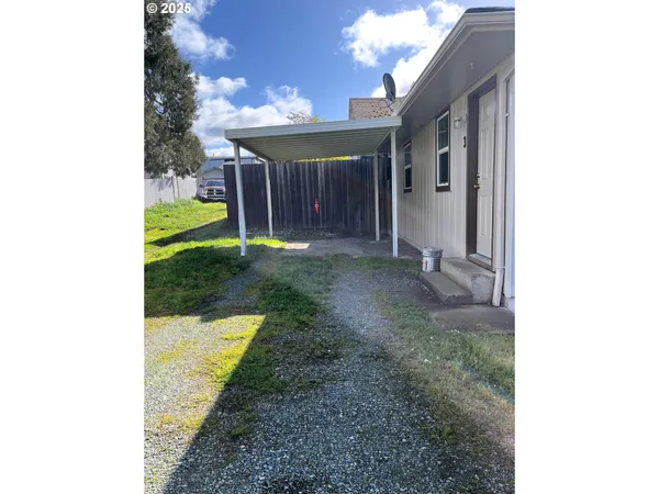 a view of a house with backyard and garden