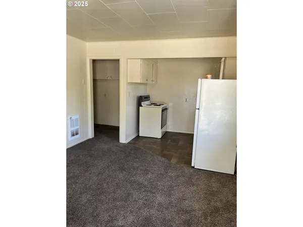 a view of a room with closet and washer