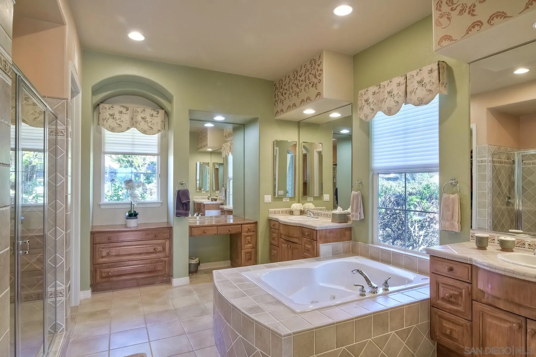 13675 Antelope Station Poway, CA 92064 - Photo 19 of 33 a large bathroom with a large tub and sink