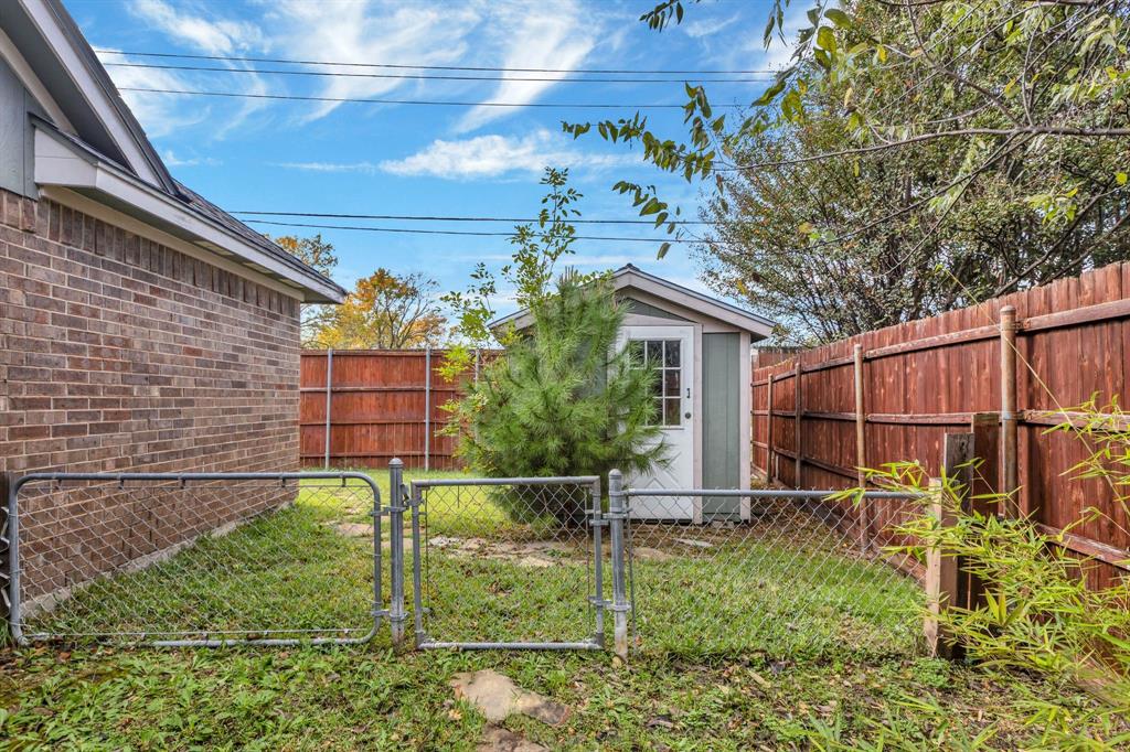 8405 Spinnaker Cove Rowlett, TX 75089 - Photo 28 of 30 a backyard of apartments with large trees and plants