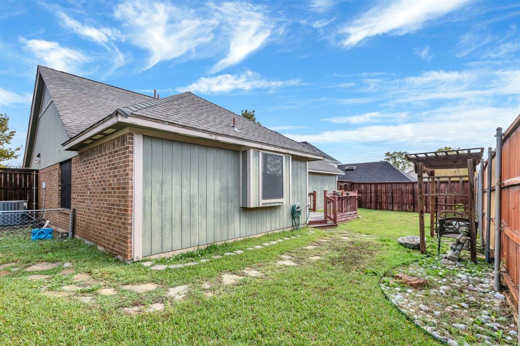 8405 Spinnaker Cove Rowlett, TX 75089 - Photo 29 of 30 a backyard of a house