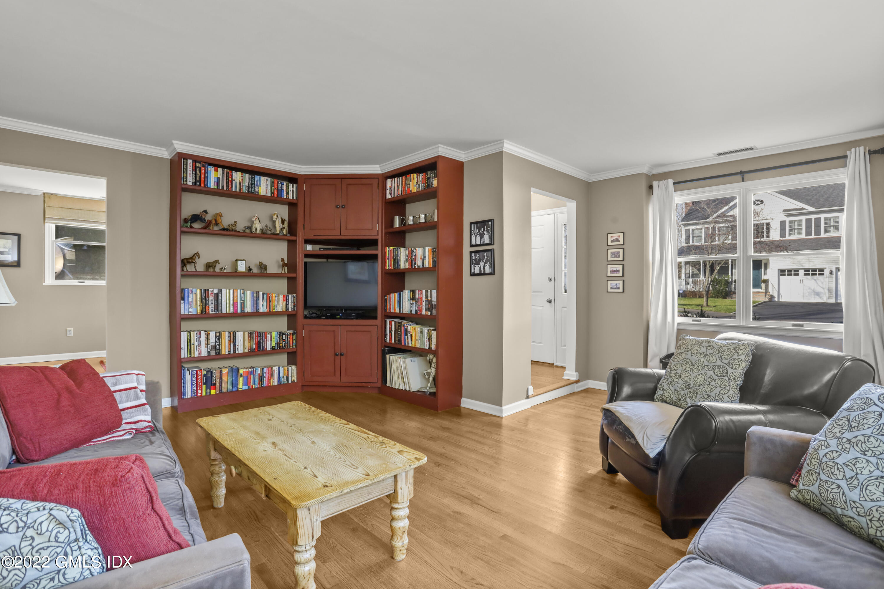 24 Sunshine Avenue Riverside, CT 06878 - Photo 18 of 44 a living room with furniture and a book shelf