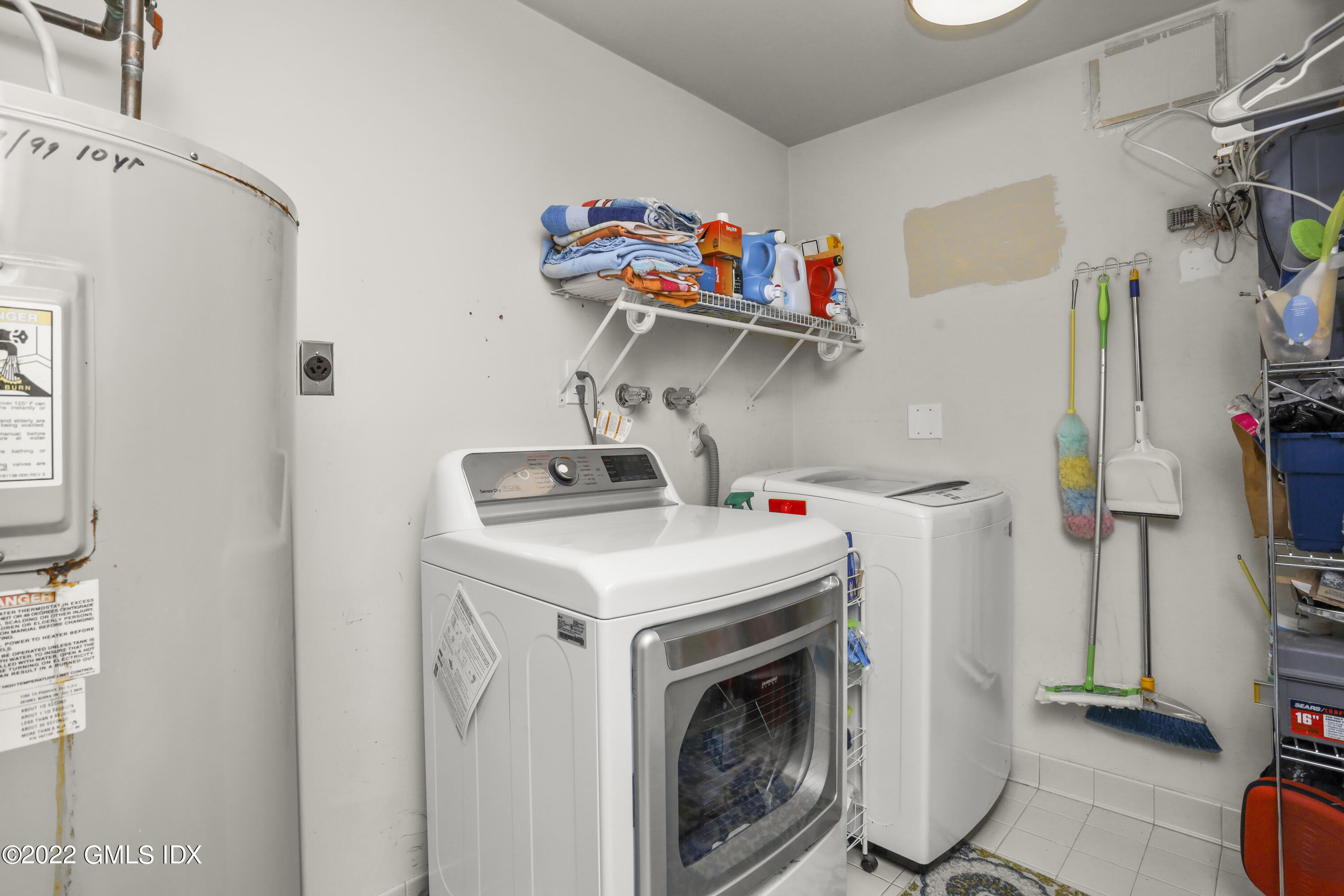 24 Sunshine Avenue Riverside, CT 06878 - Photo 25 of 44 a utility room with dryer and washer