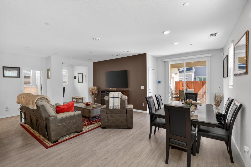 8226 Ocho Way Elk Grove, CA 95757 - Photo 3 of 19