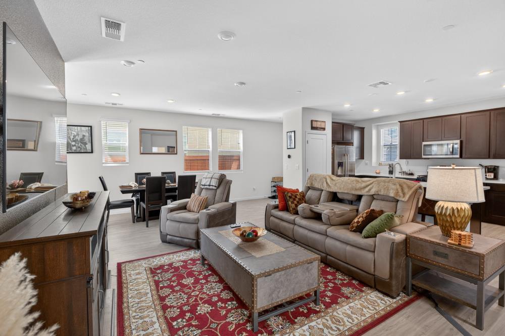 8226 Ocho Way Elk Grove, CA 95757 - Photo 4 of 19