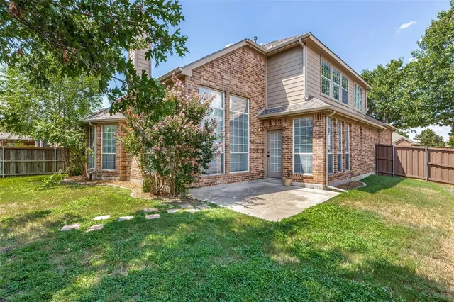 a view of a yard in front of house