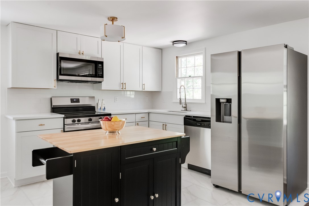 26 Liberty Tree Lane Hanover, VA 23069 - Photo 13 of 38 a kitchen with a refrigerator stove and microwave