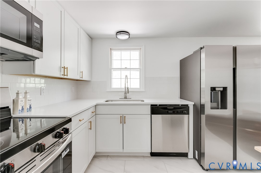 26 Liberty Tree Lane Hanover, VA 23069 - Photo 18 of 38 a kitchen with stainless steel appliances a sink stove and refrigerator
