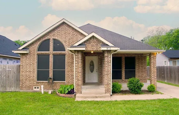 $1,595 | 907 Meriott Street, Ennis, TX 75119
