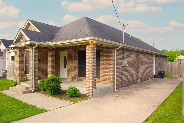 $1,595 | 907 Meriott Street, Ennis, TX 75119