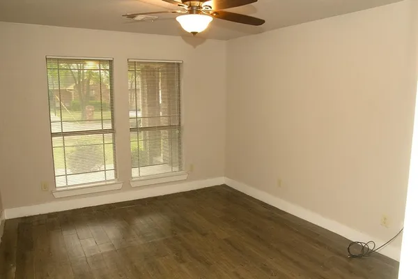 $1,595 | 907 Meriott Street, Ennis, TX 75119