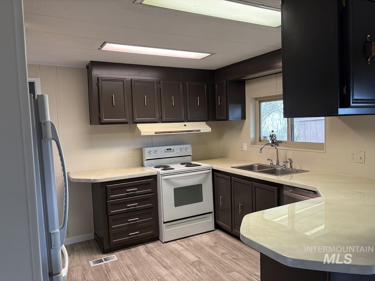 2015 6th Avenue, Unit 131A Clarkston, WA 99403 - Photo 6 of 26 Kitchen with stainless steel appliances, light countertops, light wood finished floors, and a peninsula