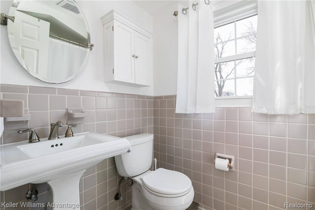 1911 Littlestone Road Grosse Pointe, MI 48236 - Photo 20 of 33 1911 Littlestone Rd-23.jpg