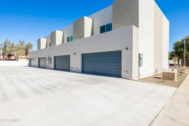 $2,350 | 2842 East Tracy Lane, Unit 3, Phoenix, AZ 85032