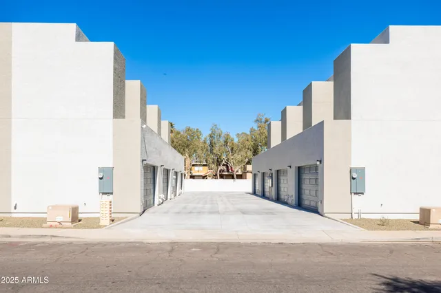 $2,350 | 2842 East Tracy Lane, Unit 3, Phoenix, AZ 85032