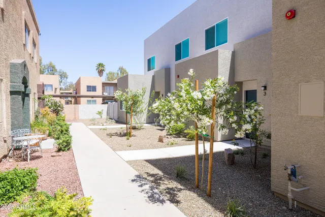 $2,350 | 2842 East Tracy Lane, Unit 3, Phoenix, AZ 85032