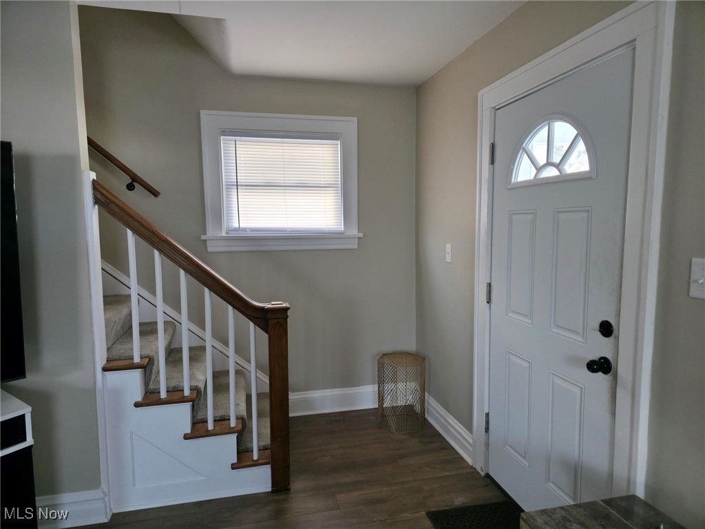 1425 Crescent Road Southwest Canton, OH 44710 - Photo 3 of 35