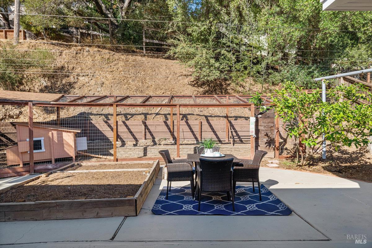 338 Paloma Avenue San Rafael, CA 94901 - Photo 27 of 31 a bench sitting on top of a building