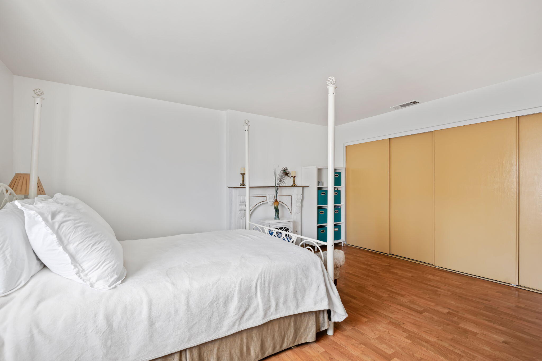 543 South E Street Oxnard, CA 93030 - Photo 18 of 30 a bedroom with a bed and a table