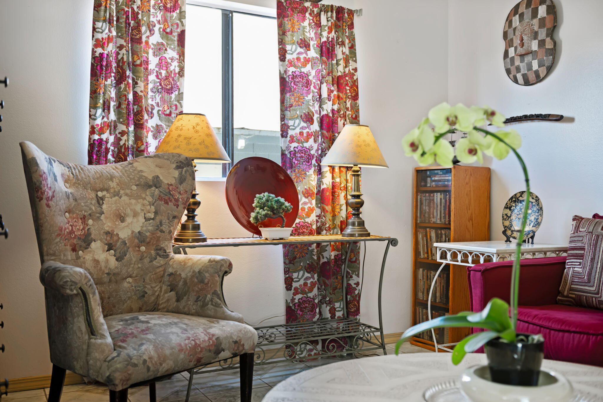 543 South E Street Oxnard, CA 93030 - Photo 4 of 30 a living room with furniture and painting on the wall