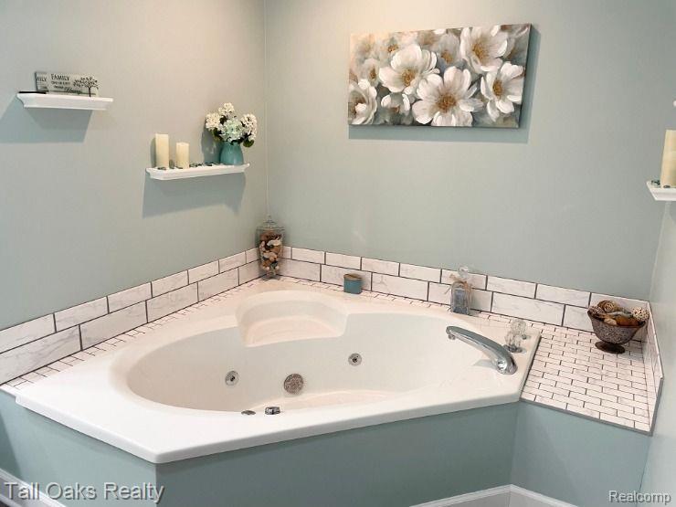 4157 North Vassar Road Flint, MI 48506 - Photo 20 of 59 Master bathroom garden tub