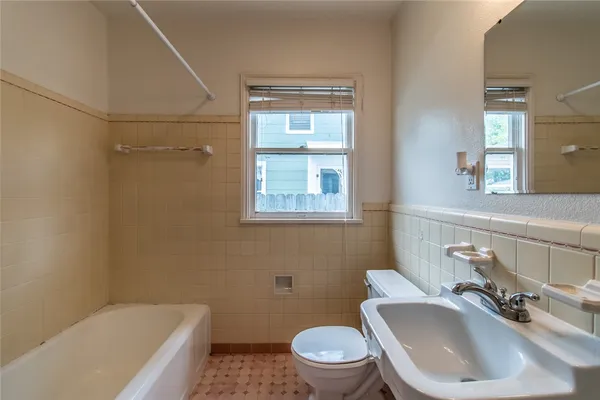 $1,900 | 3038 Austin Street, Corpus Christi, TX 78404
