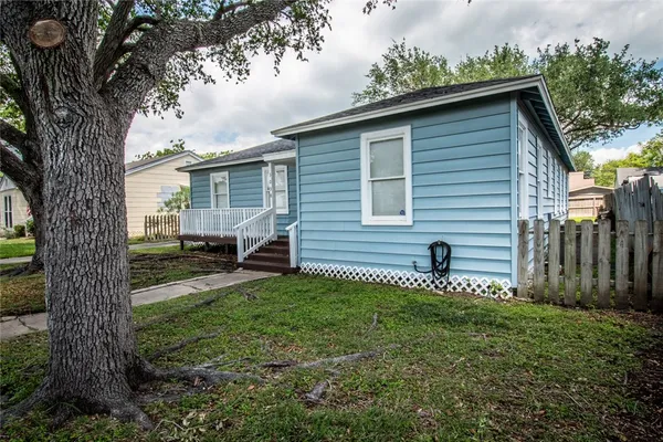$1,900 | 3038 Austin Street, Corpus Christi, TX 78404