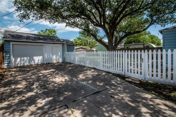 $1,900 | 3038 Austin Street, Corpus Christi, TX 78404