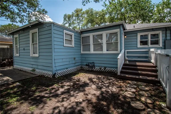 $1,900 | 3038 Austin Street, Corpus Christi, TX 78404