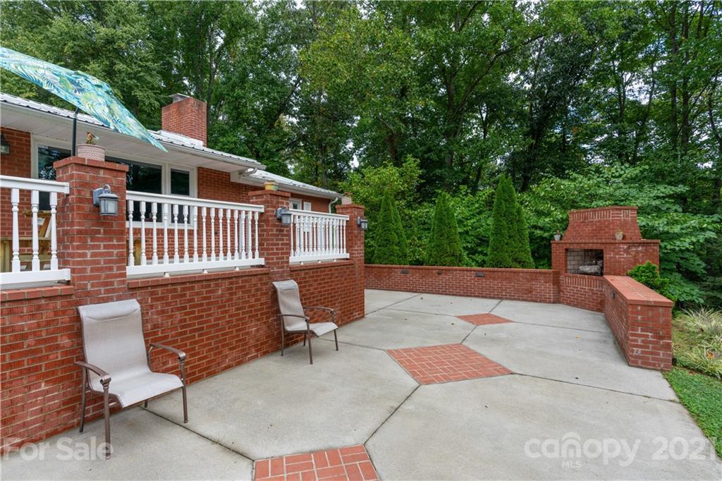 188 Stewart Road Waynesville, NC 28786 - Photo 4 of 45 a front view of a house with garden