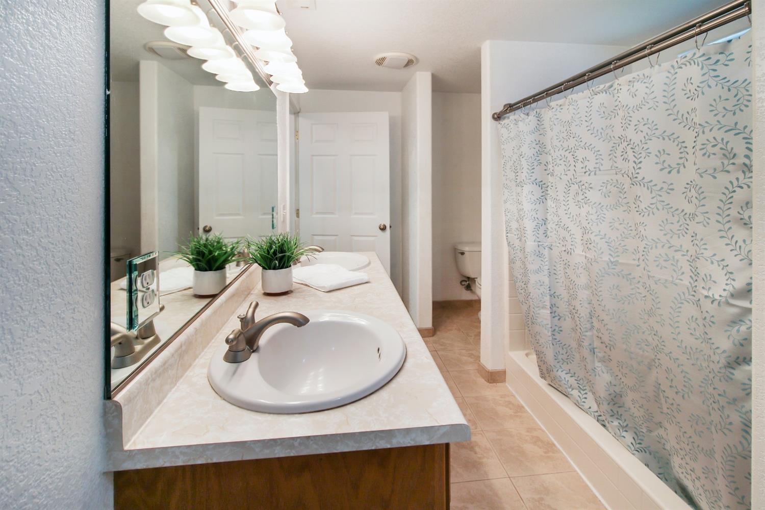 440 David Way Talent, OR 97540 - Photo 29 of 34 Master Bedroom 1 Bathroom