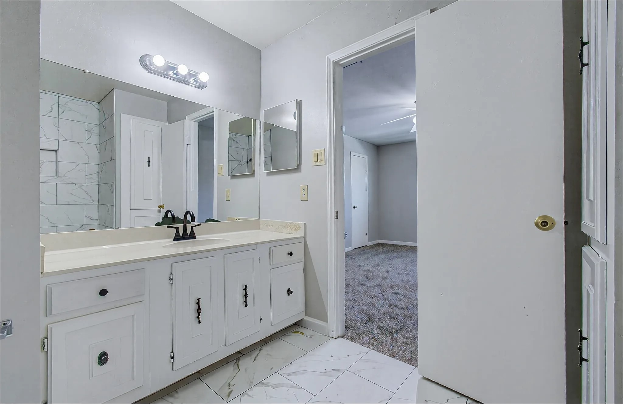 9495 Fondren Road Houston, TX 77074 - Photo 18 of 27 View of the primary bathroom from a corner