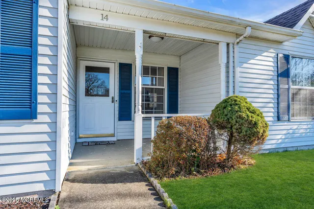 a view of a entrance of the house