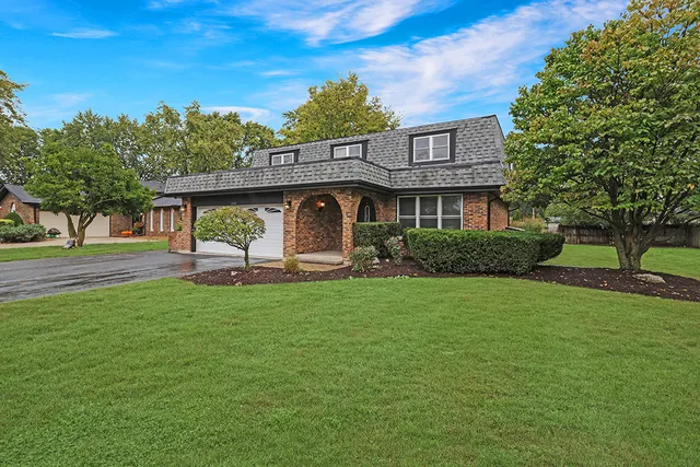 $425,000 | 230 Essex Lane, New Lenox, IL 60451