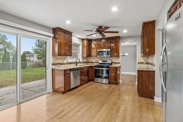 $425,000 | 230 Essex Lane, New Lenox, IL 60451