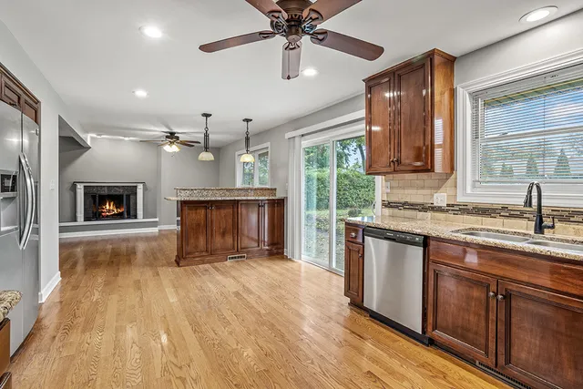 $425,000 | 230 Essex Lane, New Lenox, IL 60451