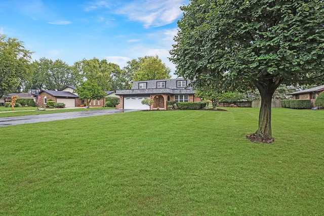 $425,000 | 230 Essex Lane, New Lenox, IL 60451