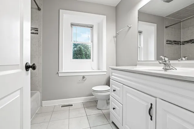 $425,000 | 230 Essex Lane, New Lenox, IL 60451