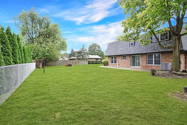 $425,000 | 230 Essex Lane, New Lenox, IL 60451