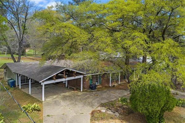 a view of a dinning table and chairs in the patio
