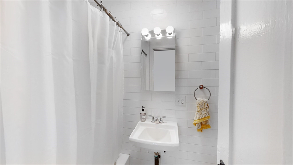 397 Beacon Street, Unit 4R Boston, MA 02116 - Photo 7 of 8