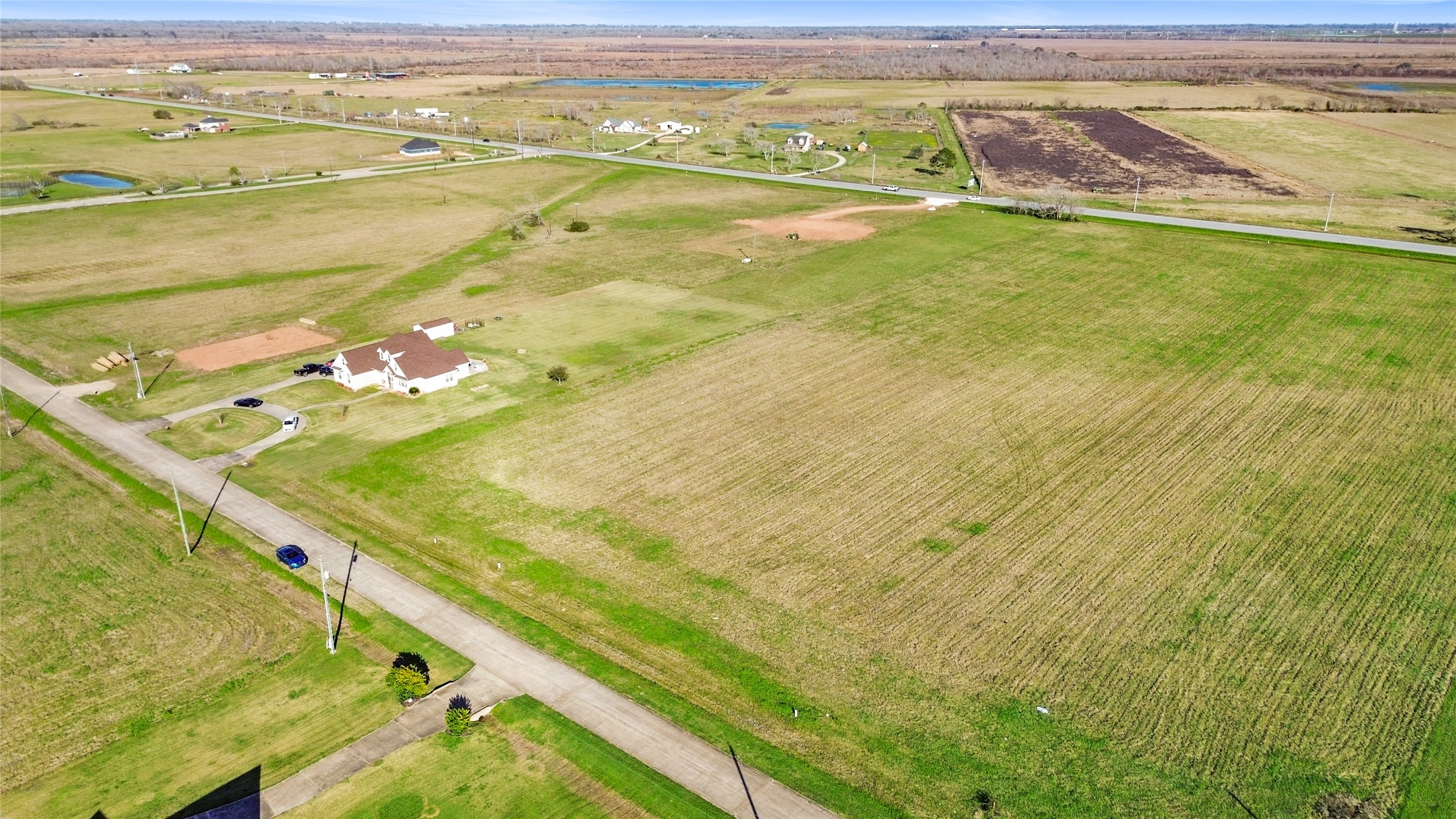 365 Brahman Trail Angleton, TX 77515 - Photo 6 of 13 a view of an ocean and a mountain view
